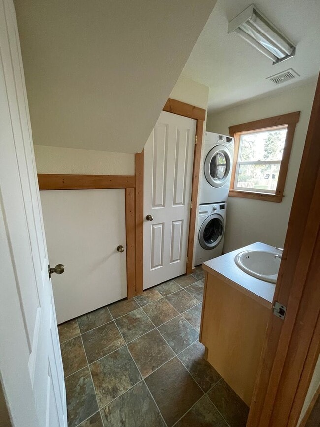 Photo - 697 Waverly Pl