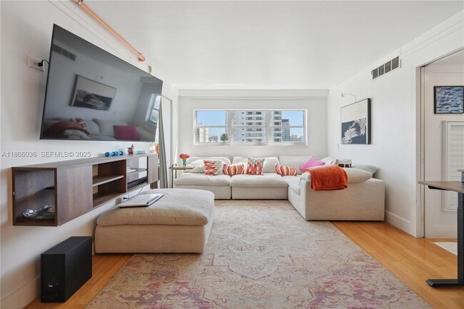 Building Photo - 1881 Washington Ave Unit 7F