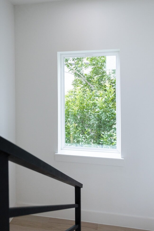 Building Photo - 3112 Live Oak St