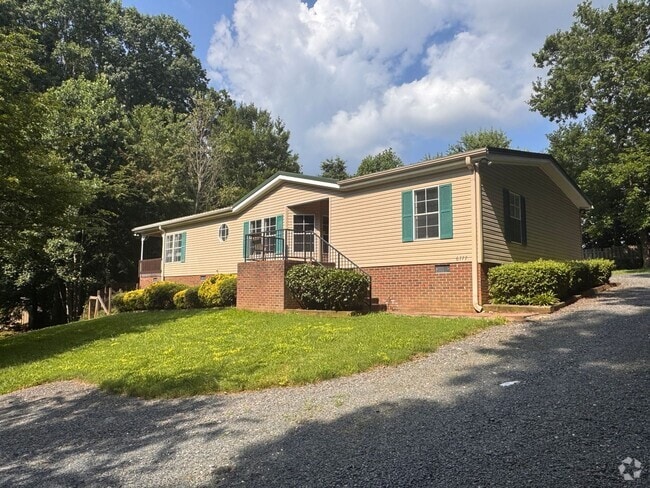 Building Photo - 3BR 2BA Home on almost an Acre Lot