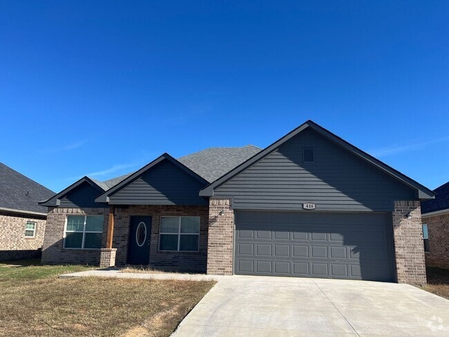 Building Photo - Spacious 4/2 Located for Convenience Rental