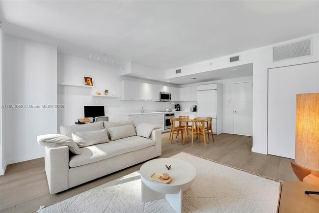 Building Photo - 55 SW 9th St Unit 1802