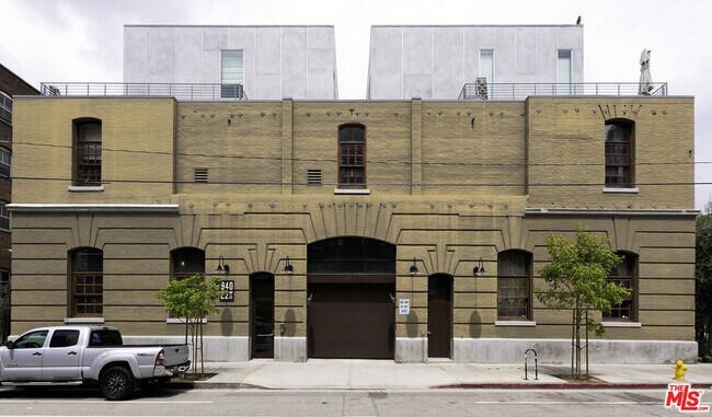 Photo - 940 E 2nd St Unidad 27