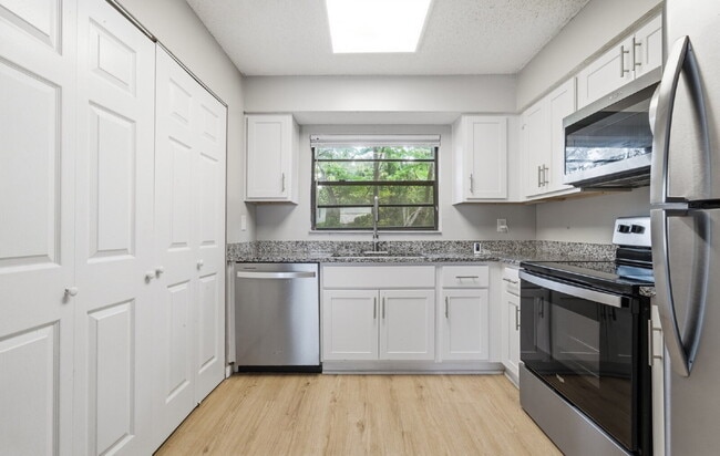 Building Photo - Expansive 2BR Downstairs Apartment Featuring a Fresh Remodel and Stainless Steel Essentials. Unit 1