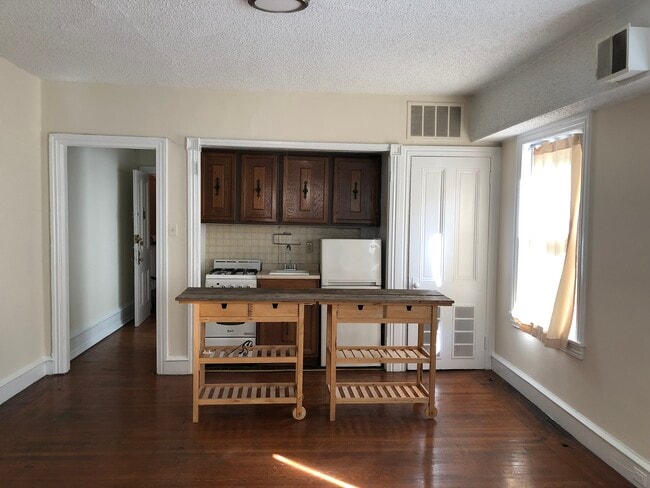 Kitchen and living area - 2124 Walnut St Unit 3R
