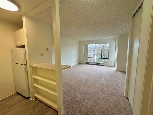 Photo - $500 OFF FIRST MONTH RENT!!! AVAILBLE NOW! TOP FLOOR Condo Available in Watergate Community/Emery... Unidad 405