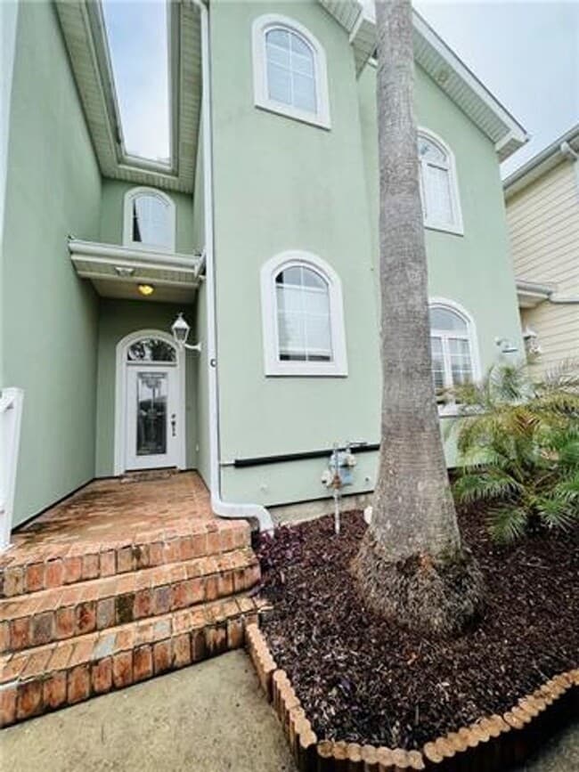 Building Photo - Beautiful and Spacious townhome in gated Clipper Estates. Three bedrooms, each with a private bat...