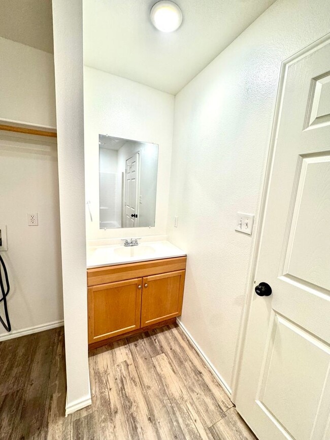 Building Photo - Leasing Special** MOVE IN READY! *$0 Deposit for Qualifying Applicants*