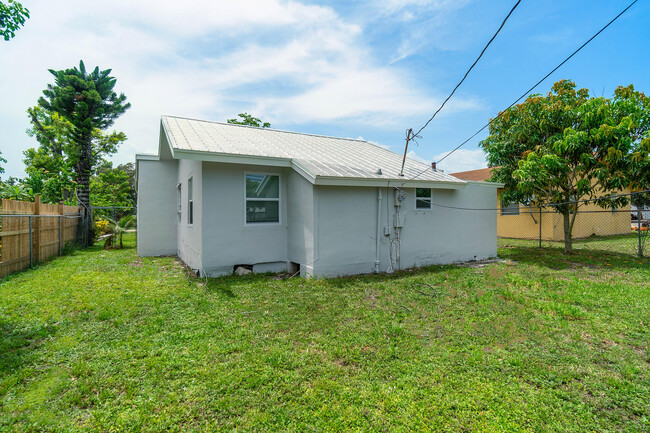Photo - 137 SW 9th Ave