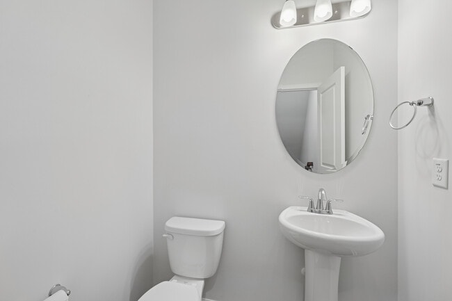 Medio baño de tocador - Avalon Townhomes Brier Creek