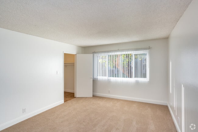 1BR, 1BA - 750 SF - #242