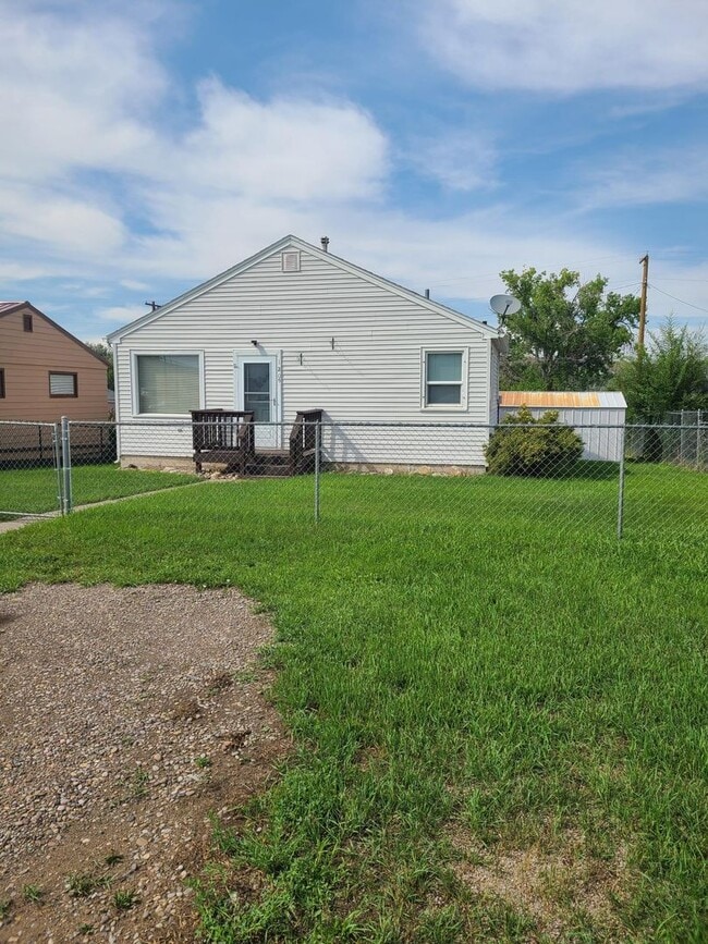 Building Photo - 2 bedroom with an amazing garage Rental