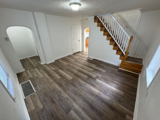 Building Photo - Fully Updated 3-Bed 1-Bath House w/ Covere...