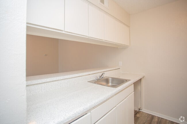 2BR, 2BA - 850SF - B1