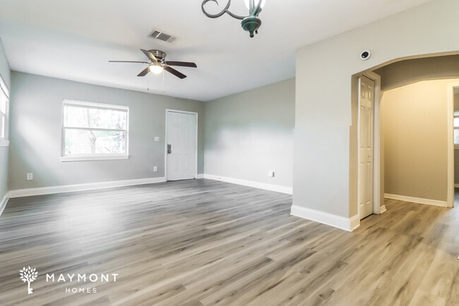 Photo - 1161 Russell St