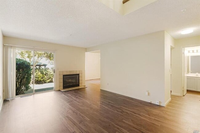 Photo - 7 Meridian Cir