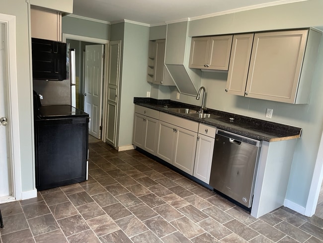 Building Photo - 83 Oak St Unit 85 Oak St Rental