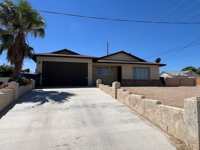 Building Photo - 3 Bedroom 2 Bathroom House with RV Parking...