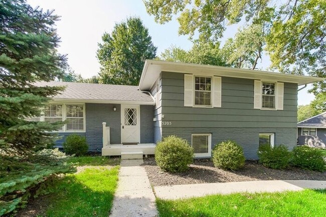 Building Photo - Prairie Village Beauty