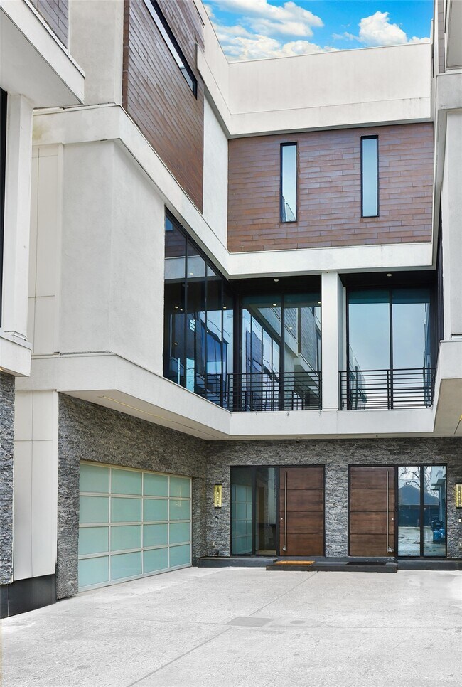 Photo - 819 W 24th St