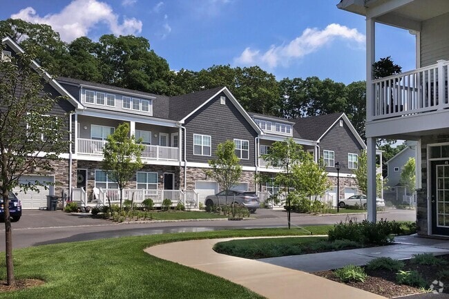 Building Photo - 495 Middle Country Rd Unit 76 Rental