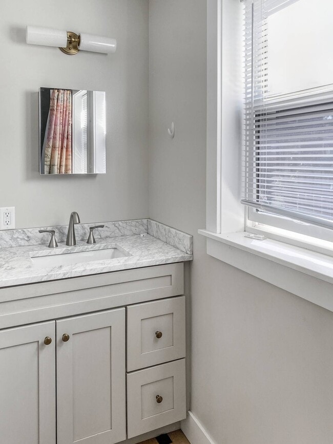 Photo - 231 W 17th St