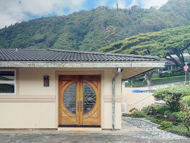 Building Photo - 2-Bedroom Executive Duplex in Serene Manoa... Rental
