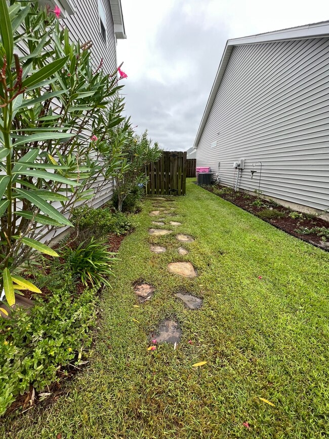 Side yard to fenced in backyard. - 1230 Big Field Dr