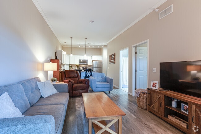 1BR, 1BA - 690SF - Kitchen and Living