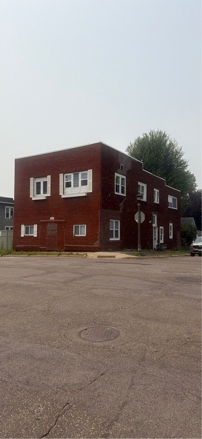 Building Photo - 1051 Arkwright St N Unit 2