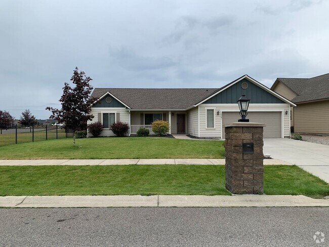 Building Photo - Radiant Lake Waterfront Home