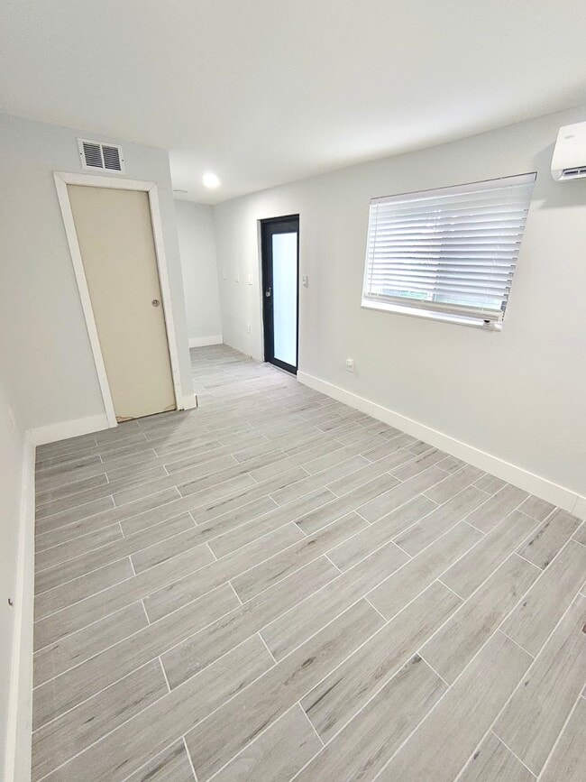 Photo - 141 NE 183rd Ter