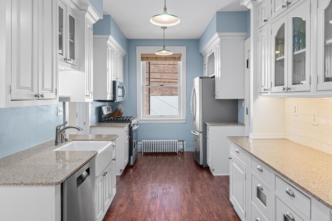 Photo - Stunning 3 bedroom main floor unit in prime Saint Paul location.