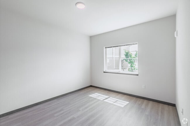 2BR, 2BA - 936SF - Primary Bedroom