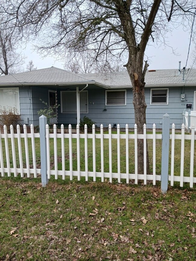 Building Photo - Nice home with big backyard