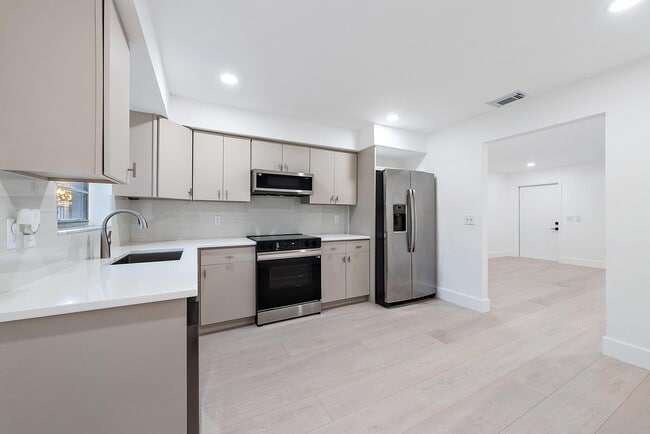 Photo - 1926 Service Rd