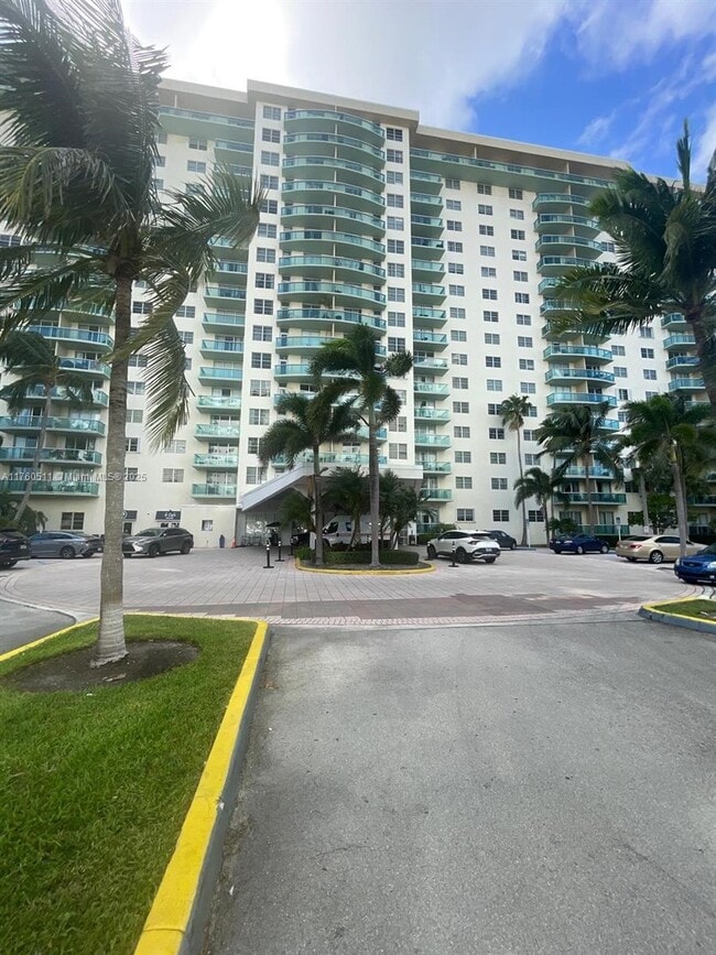 Photo - 19390 Collins Ave Unidad 123 Rental