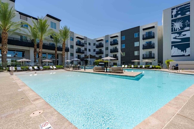 Slate, Scottsdale, AZ, Heated Resort-Style Pool