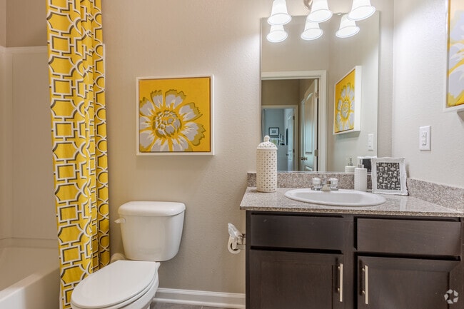 2BR, 2BA - 1096SF Sandalwood - Bathroom