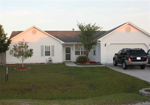 Just minutes from back gate with alot less... - Just minutes from back gate with alot less... House