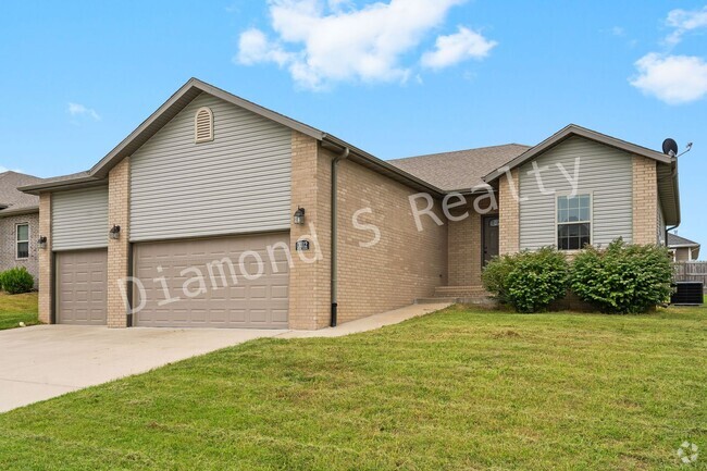 Building Photo - MOVE IN SPECIAL - $2000 GIFT CARD TO ANYWH... Rental