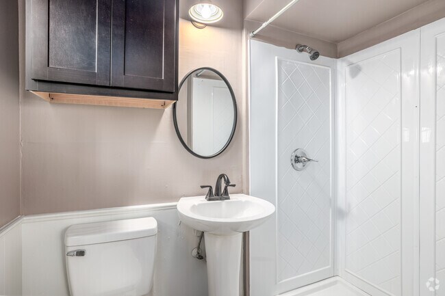 2BR, 2BA - 920SF - Primary Bathroom