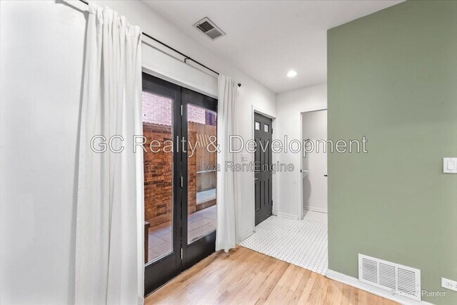 Photo - 832 W Barry Ave