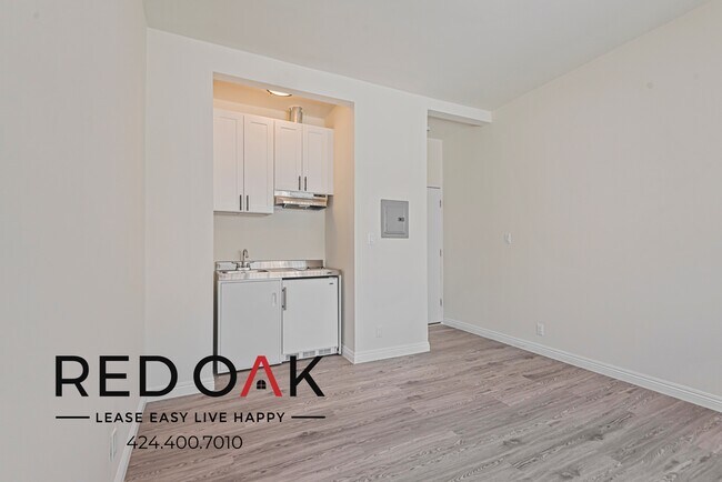 Photo - Recently Redone, Adorable Bachelor with Wa... Unit 11