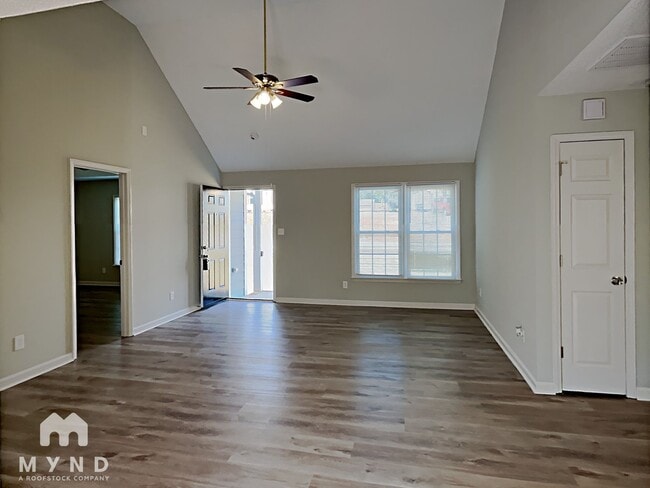 Photo - 512 Basswood Way