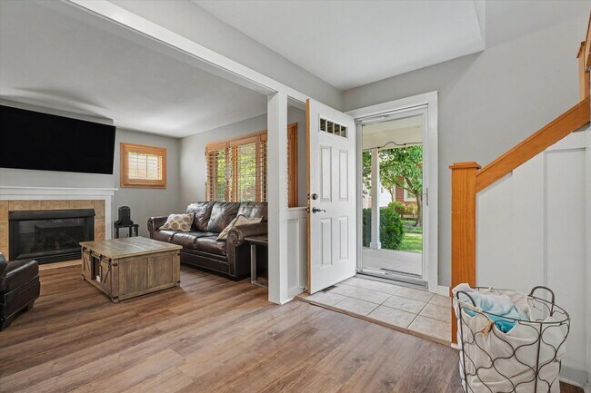 2 Hedgerow Ct