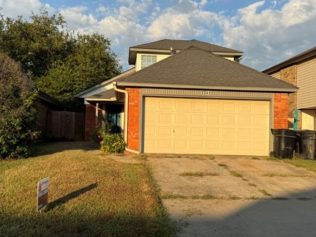Building Photo - 3 bedroom 2.5 bath, 2 car garage off Easte...
