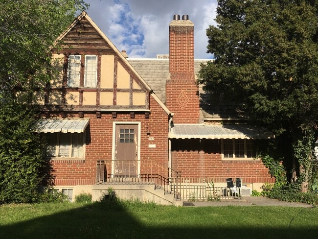 Building Photo - 842 50 E