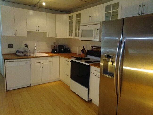 kitchen - 1016 S Charles St Unit 2