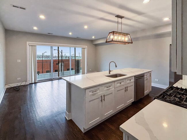 Photo - 1634 W Cermak Rd Unit 3